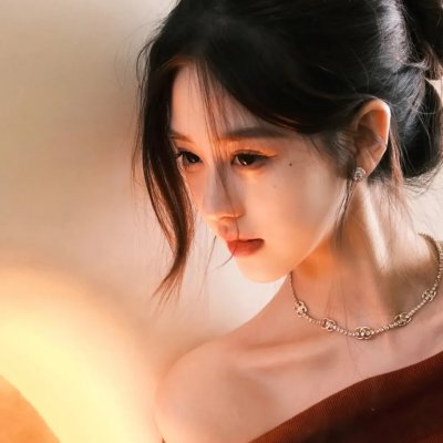 一匹马奔跑,一匹马跳跃